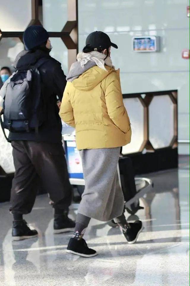 服装 47岁周迅穿搭朴素带男友见父母，脸比小13岁的男友还嫩