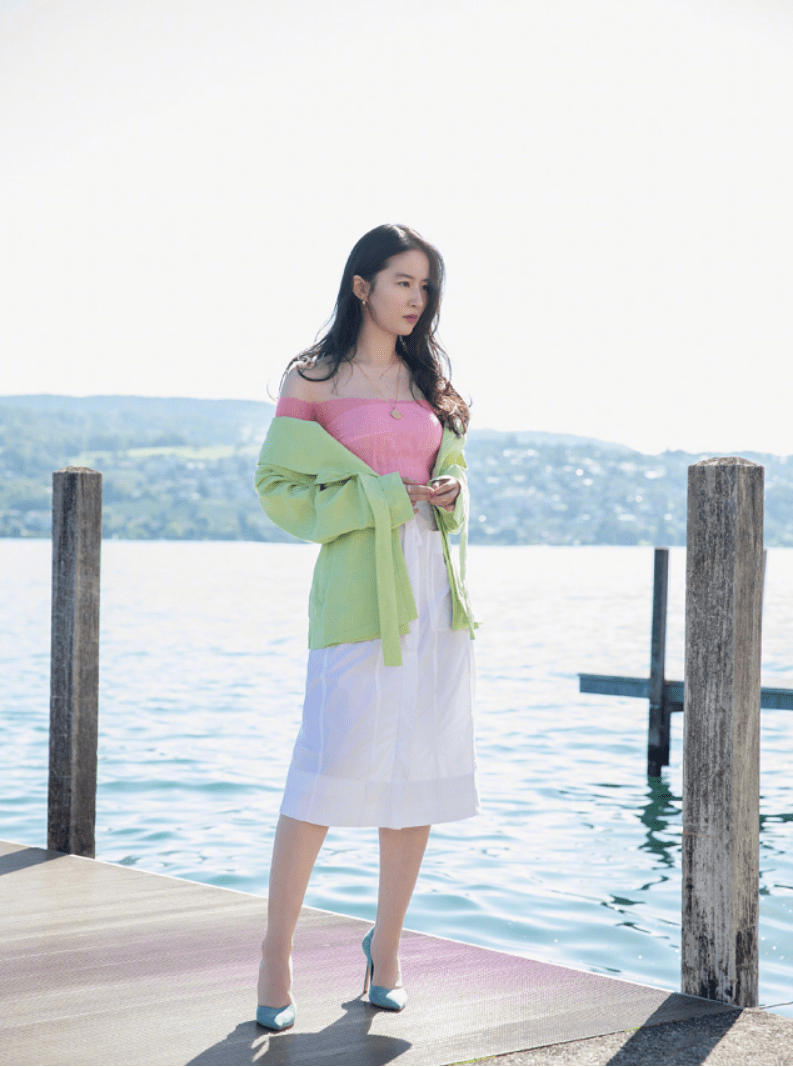 高跟鞋 刘亦菲胖了更好看,穿紧身抹胸“撑”出曲线感,身材真是没话说