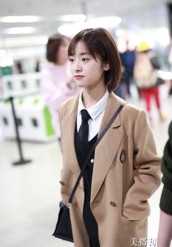 不得不说,沈月很适合这种甜美学生风,本身长相就偏日系风,身高和身材