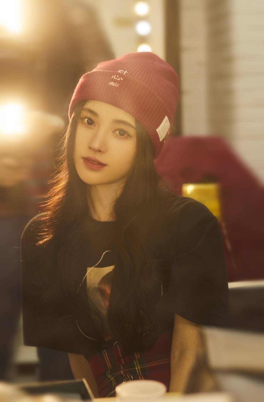 颜色 不愧是“四千年美女”,鞠婧祎黑T格纹裙出镜,小红帽衬显好肤色