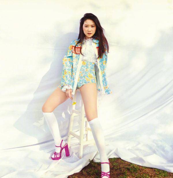 羊羔 甄子丹00后女儿徒有长腿没颜值！素颜和爸爸出行，16岁看着像36岁