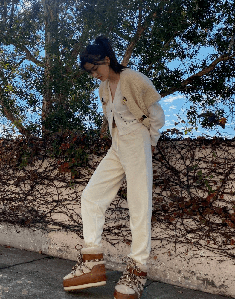 身材 吴千语和胡杏儿母子三人合照,穿一条红色小香风裙,挺有名媛感的