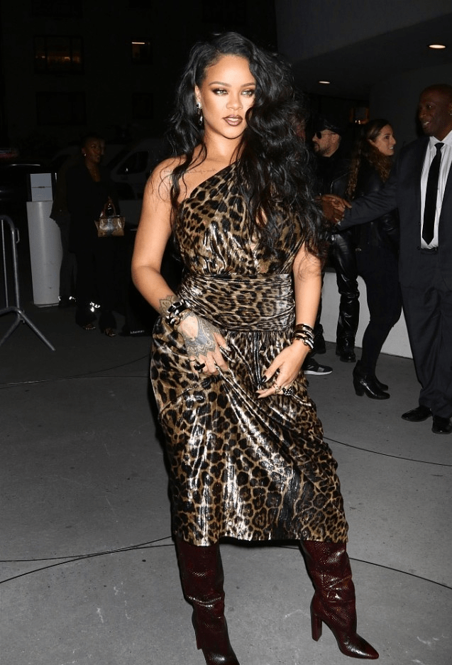 魅力 蕾哈娜孕期穿得也这么招摇,穿豹纹毛毛外套露出孕肚,霸气感外露