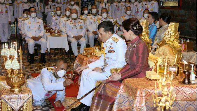 泰王一家四口祈福 思蕊梵穿黄色泰服伴驾 诗妮娜 坐实 被禁足 国王 诗歌 公主 太阳信息网