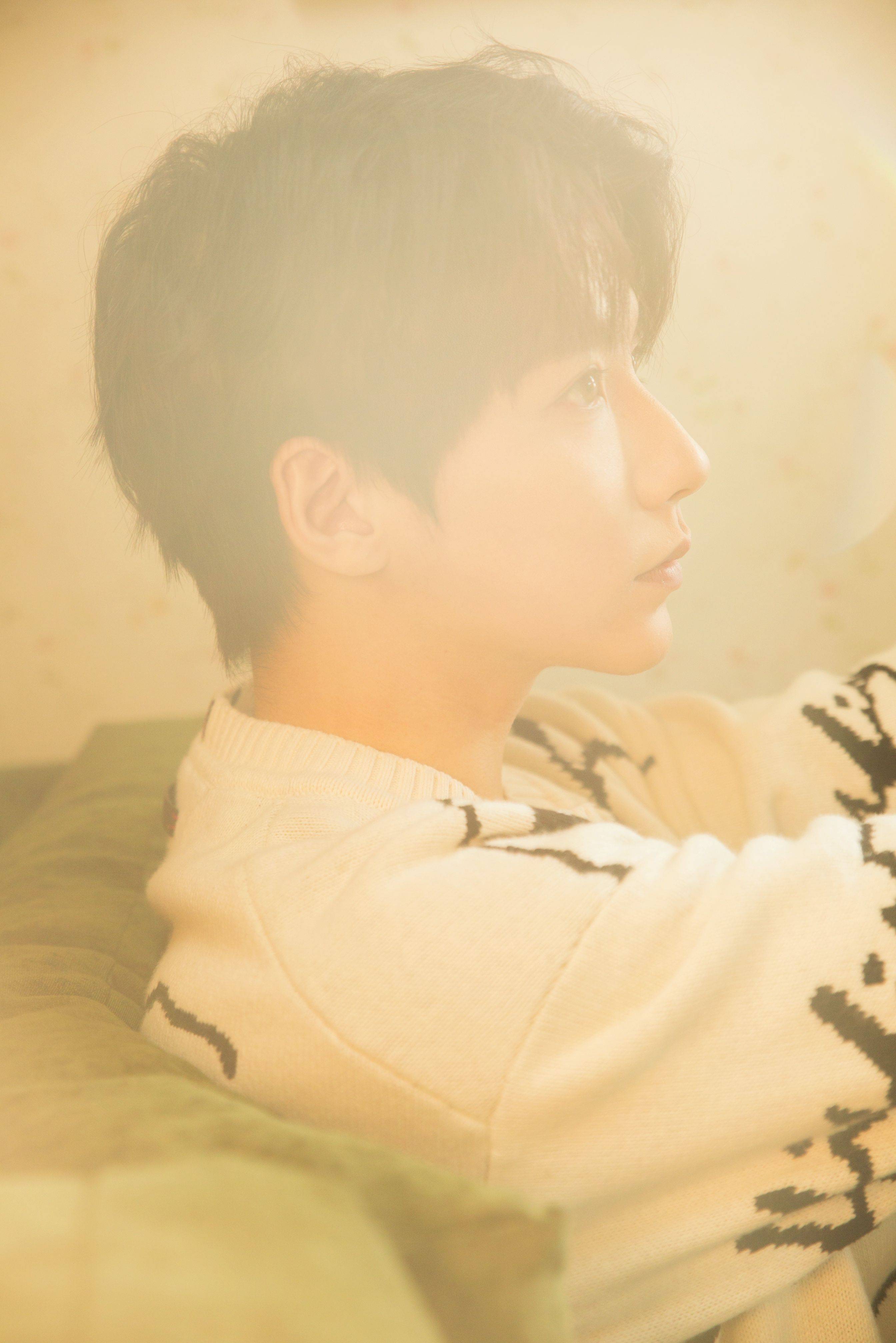 贾征宇暖冬氛围感写真阳光正好感受闲适时刻