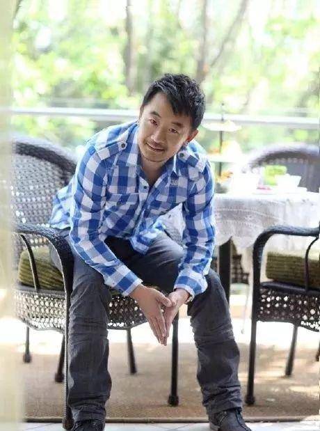 原创黄海波复出无望五年无戏可演生活拮据独自睡单人床神情落寞