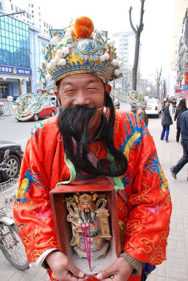 原创
民国乞丐晚上出门,为何买一块猪头肉,他要去干一件见不得人的事