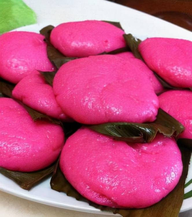 客家粄的种类非常丰富,五颜六色,萝卜粄,鸡屎藤粄,苎叶粄,喜粄,糍粑 