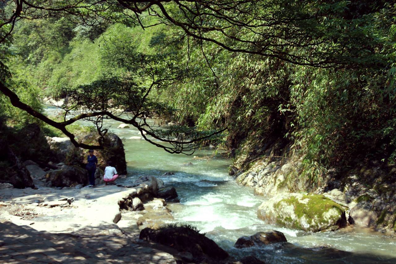 黑山谷鱼跳峡图片