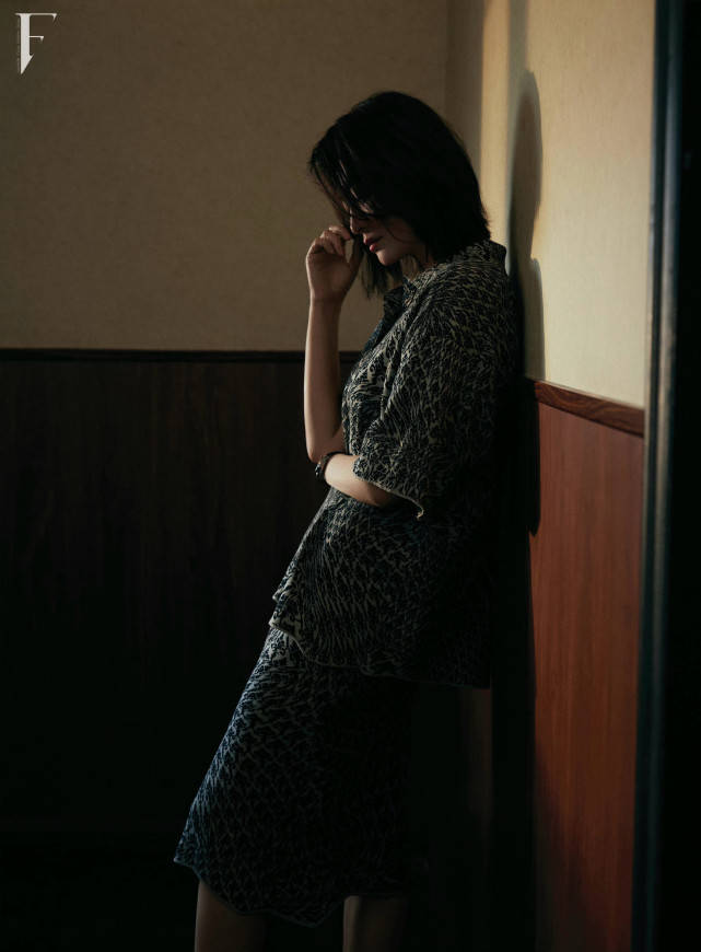 套装 44岁李小冉久违拍大片!留短发甜美减龄,穿职场装霸气又不失气质