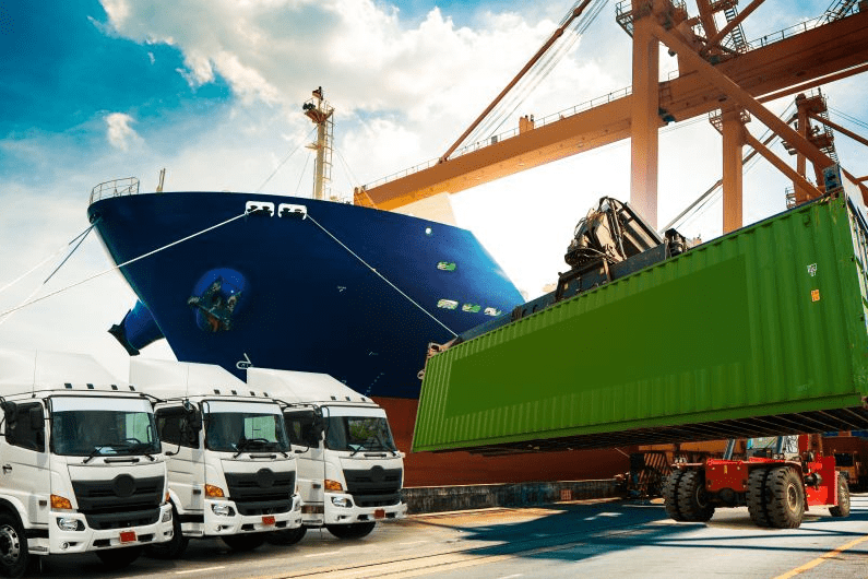 世界最大集装箱轮船,能装2万多个集装箱,面积相当三个半足球场_运输船