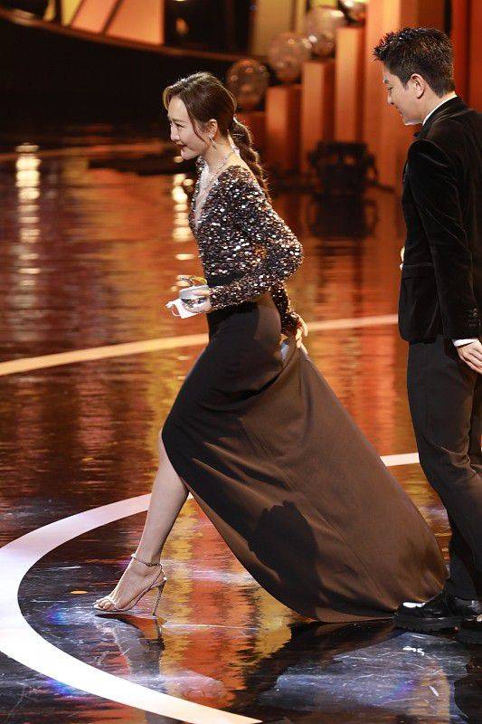 王鸥 王鸥长相气质都有古典美,穿开叉裙越大气越好看