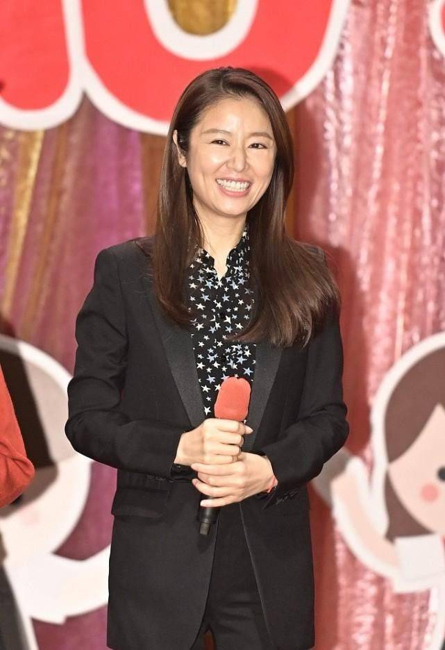 感觉 林心如穿黑色星星衬衫配黑西装,妆容淡雅好低调