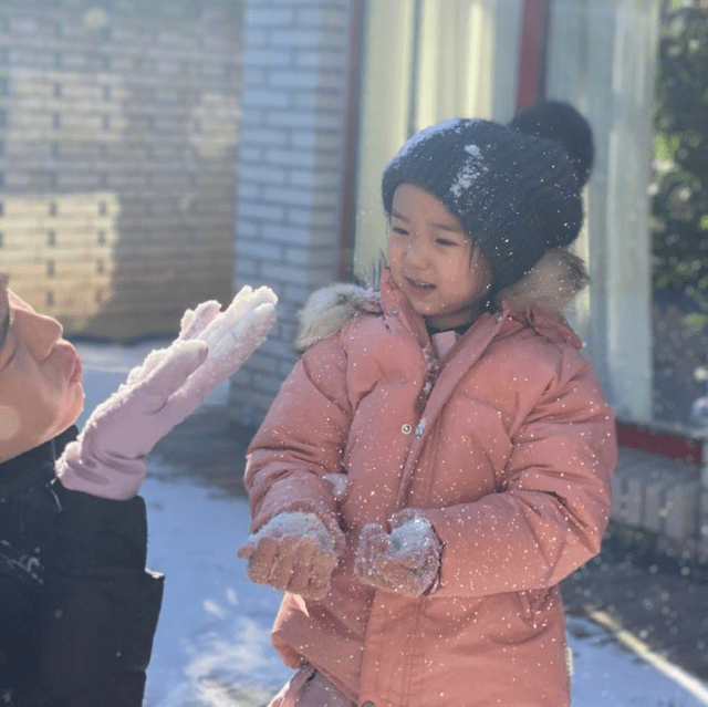 短裙39岁董璇三亚度假，穿短裙秀大长腿似少女，和女儿宛如复制粘贴