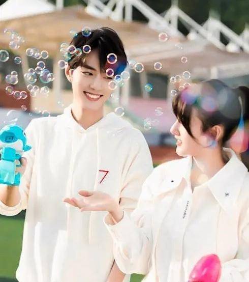 青春 肖战李现双人大片来袭! 一个青春齁甜超养眼, 一个乡土憨纯太质朴