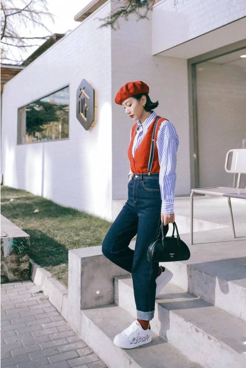 细节 春日复古范，就选“红蓝撞色”，俏皮又精致，做个不一样的姑娘