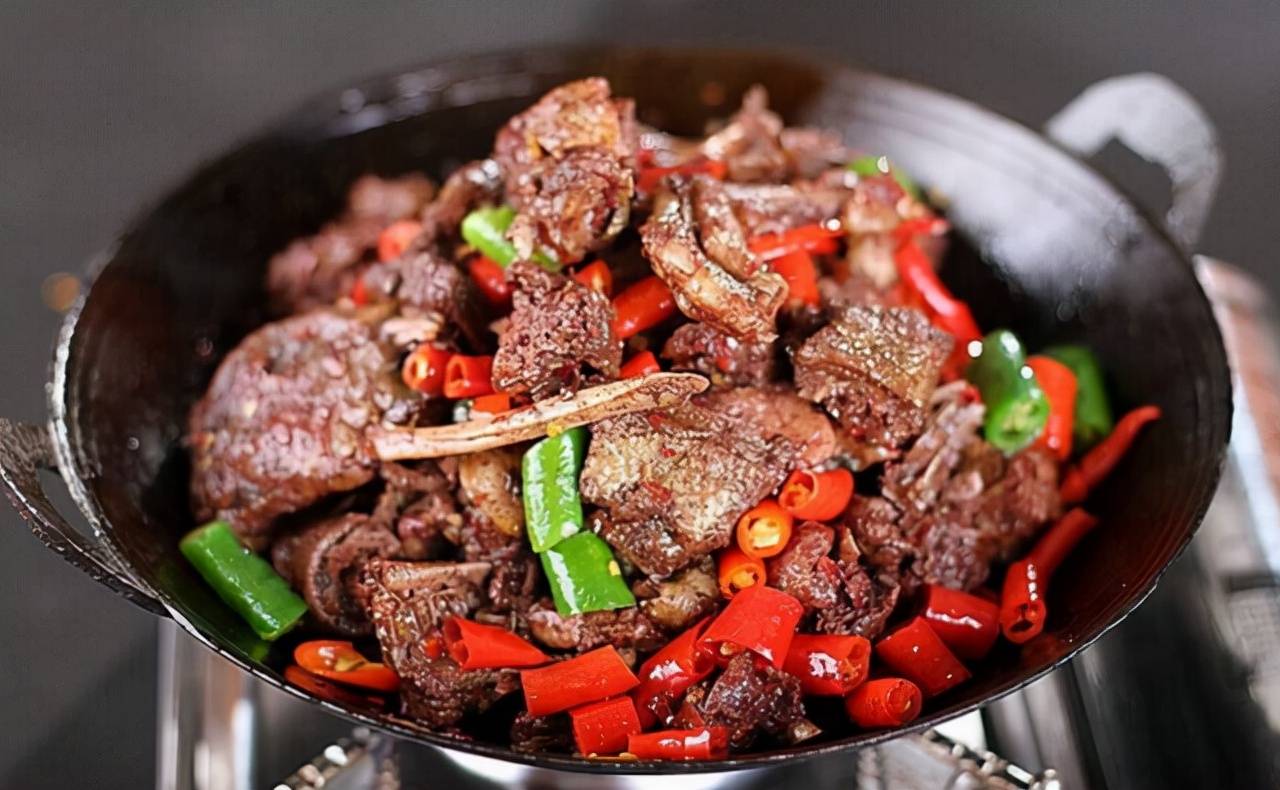 血浆鸭这道美食是邵阳武冈地域较为有名的传统式美食,这道美食吃到口