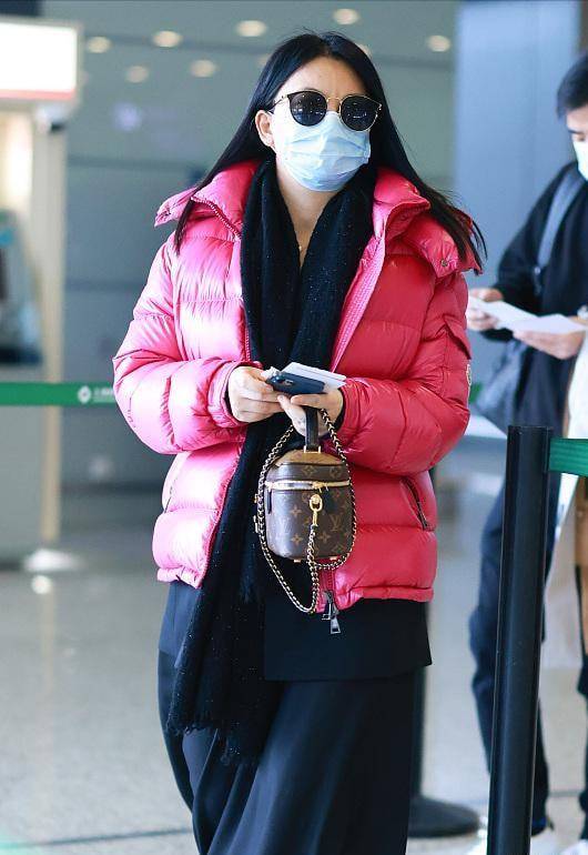 根底李湘穿貂皮大衣尽显贵妇气场，戴百万手表炫富