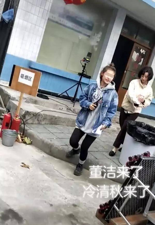 卫衣 董洁路人照，一头大妈发型无人识，再无冷清秋那股气质了！