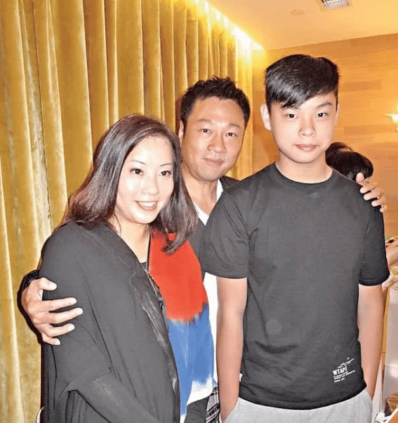 原创黎耀祥与妻子庆结婚25年夫妻携手切蛋糕获甜蜜表白感恩有你