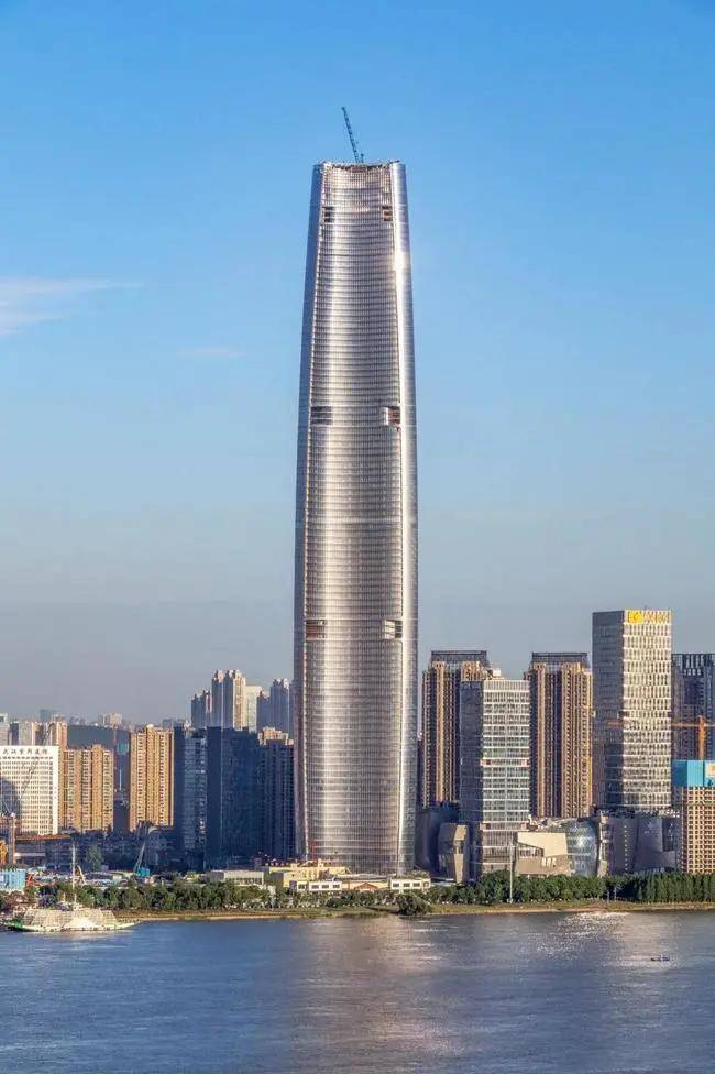 原本设计高度为636米,计划成为中国第一高楼,却因航空安全问题被削减