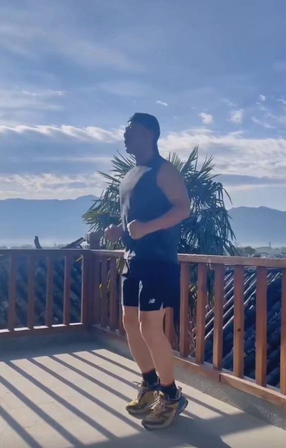 旭日阳刚王旭重回工地搬砖衣服太干净惹争议同组合刘刚生活富裕发展大