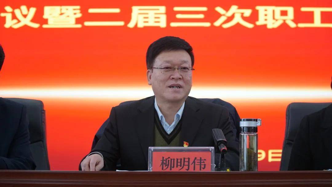 南阳医学高等专科学校党委书记柳明伟听了南阳医专一附院的工作报告后