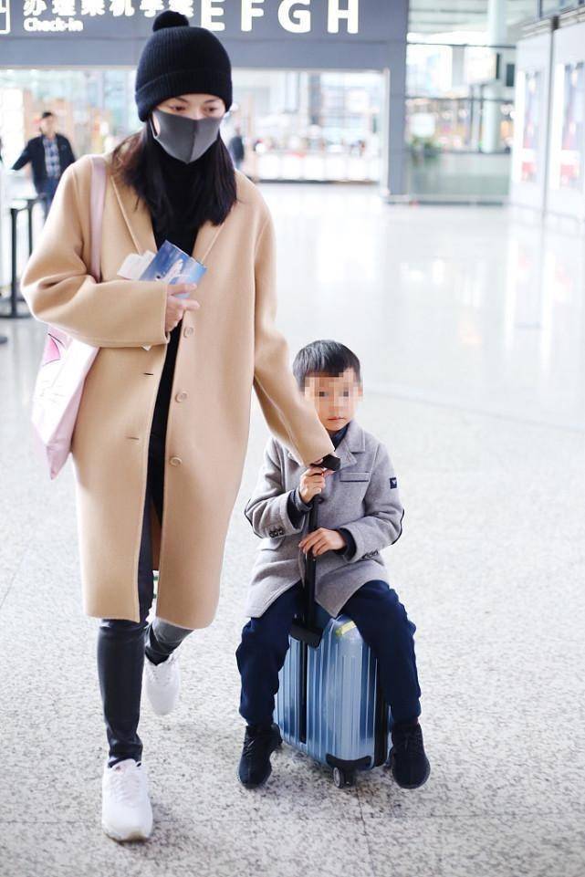 卫衣 姚晨一家四口同框挺幸福，穿大衣配卫衣潇洒率性，看得出中年气场