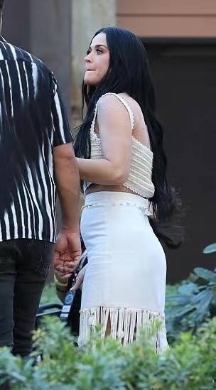 身材 水果姐素颜出门!1岁女儿穿粉裙超可爱,一头金发遗传了精灵王子