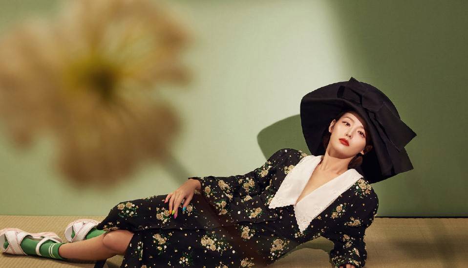 血色 张嘉倪哪像俩孩子的妈,穿修身裙后背只有几根带子,线条感太强了