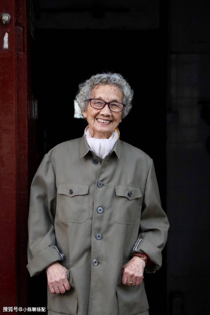 原创时髦的女人从不在乎年龄这位90岁的奶奶成了穿搭偶像