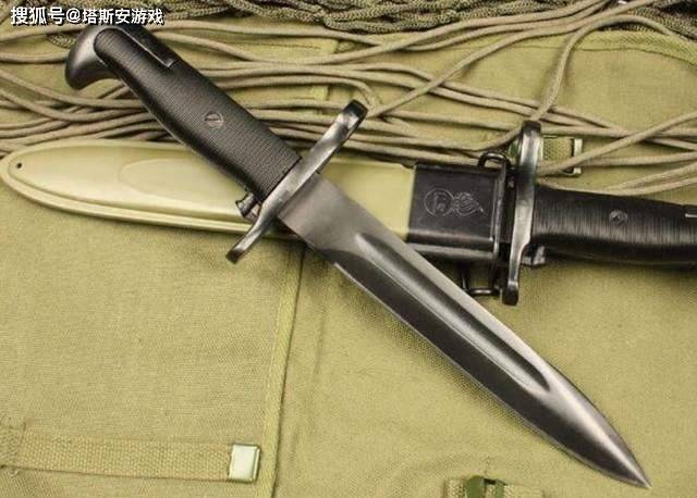 m1是加兰德m1半自动步枪上面的专用刺刀,在1942年开始装备美军,其刀鞘