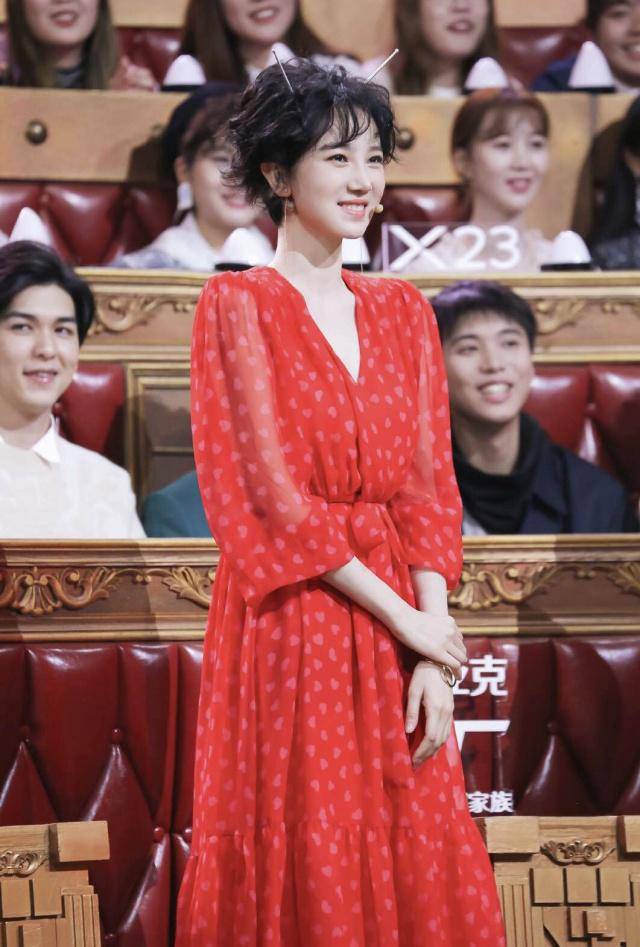 于小彤 于小彤陈小纭甜蜜现身机场,陈小纭素颜搭休闲装,30岁甜美如少女