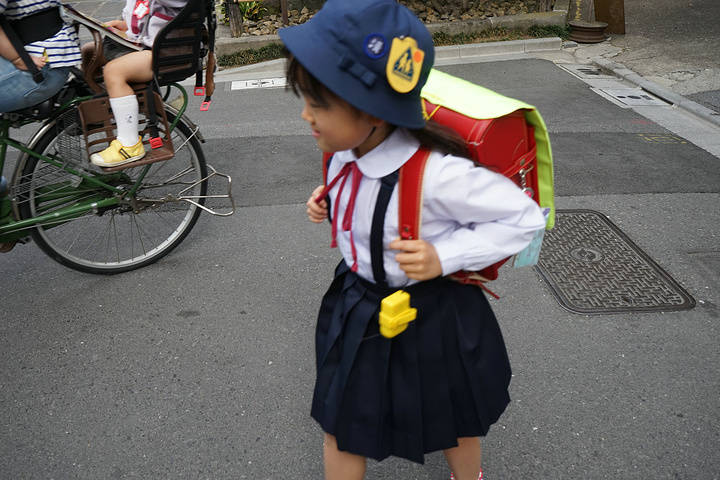 小孩子|日本女人冬天也穿短裙，难道不怕冷吗？为了身材还是单纯抗冻？