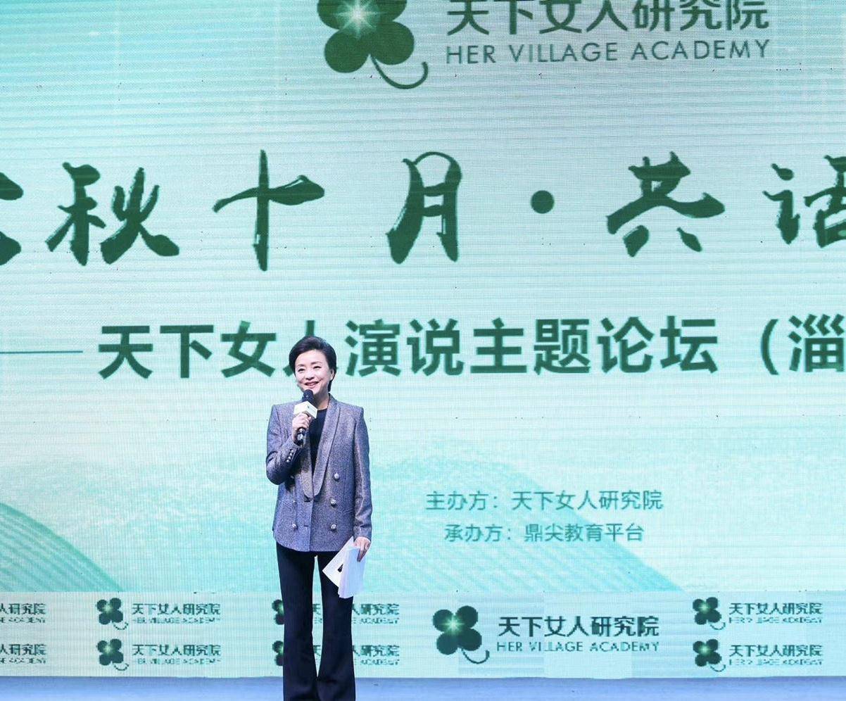 代名词 主持人杨澜现身，白西装配波点裙不像52岁，堪称气质“代名词”