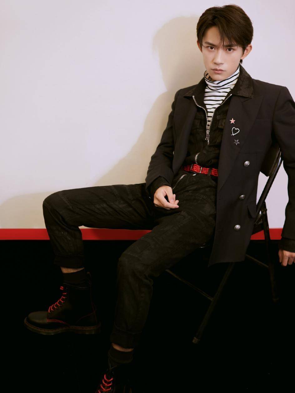 合体 陈情男团再合体,易烊千玺眼镜杀,秦岚一袭仙女裙美出新高度