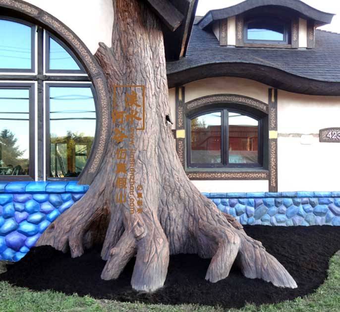 这棵仿真树是制作在室外屋角的,整个别墅建筑是有一点的卡通风格的,是