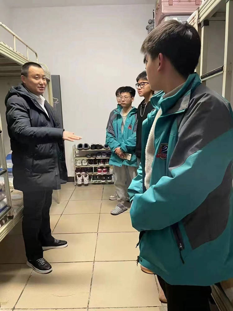 华学中|心系新生 关怀入寝|成都新华高级技工学校校领导走访慰问2022级新生
