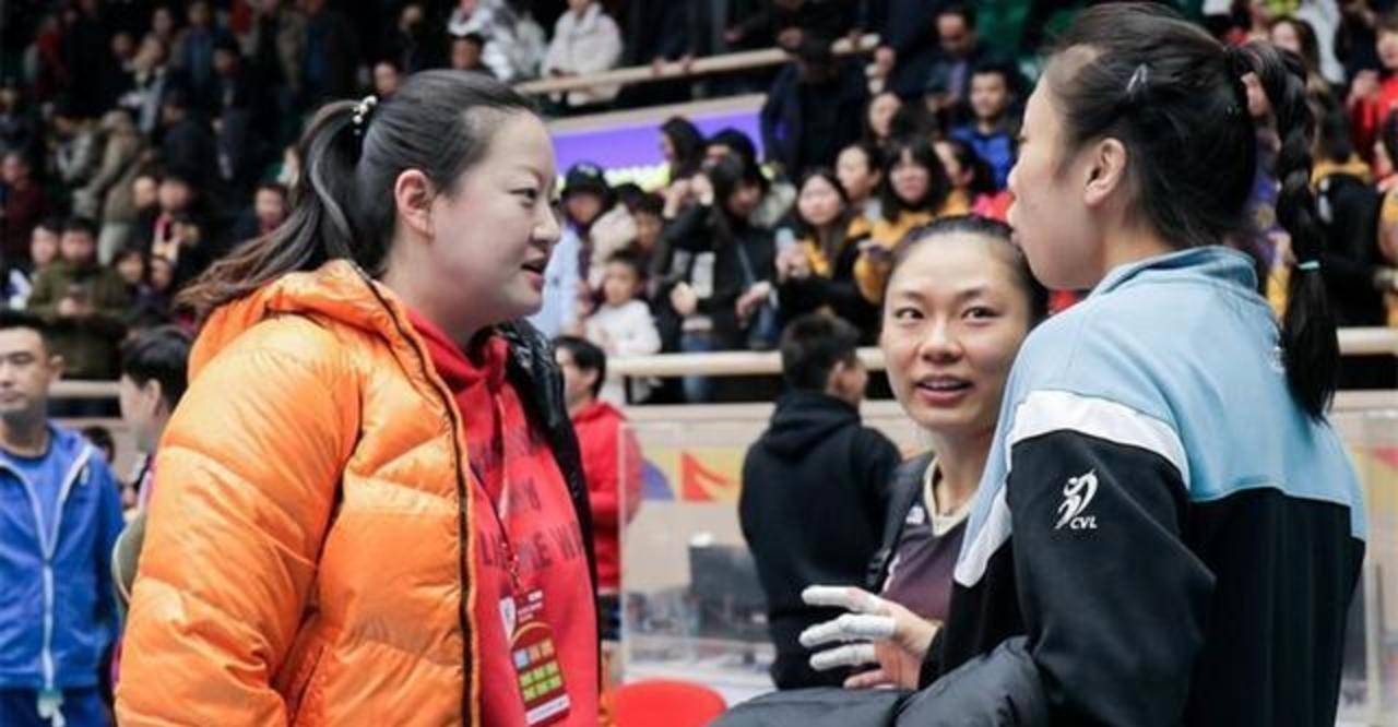 女排名将陈丽怡退役当老师,嫁体操老公非常恩爱幸福如花!