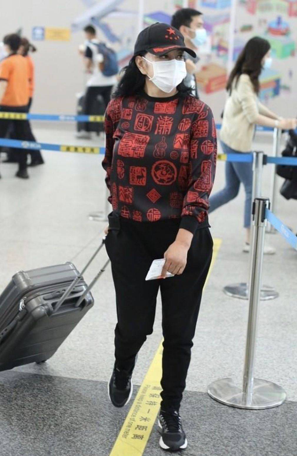 整体 刘晓庆挺会赶时髦，这么花的裤子也敢穿出门，却意外减龄又洋气