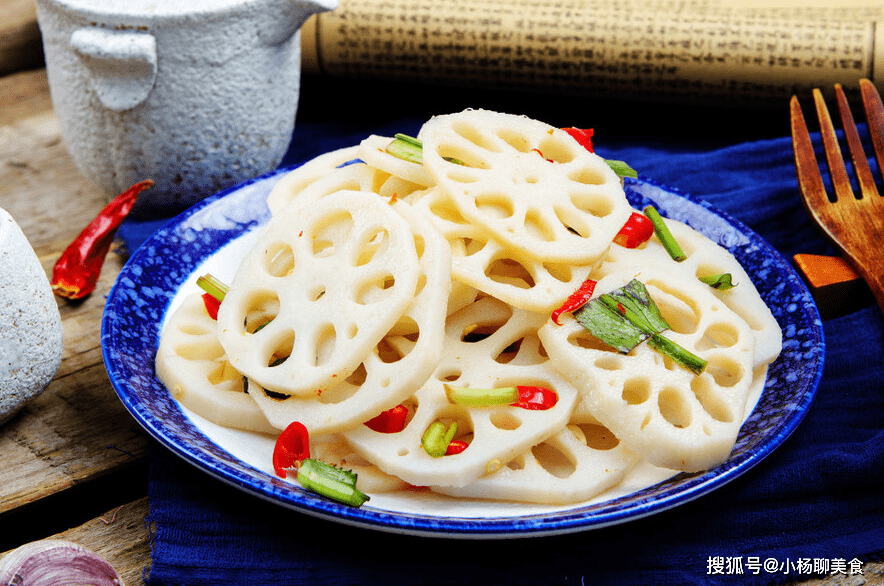 清炒莲藕片为何总是会发黑大厨直接下锅炒难怪又黑又不脆