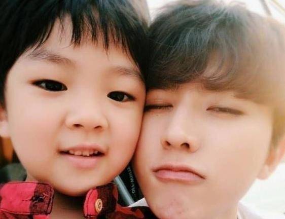 难怪蔡徐坤说自己是家中颜值最低 看到他母亲的颜值 男神没说谎 长相 妈妈 居高