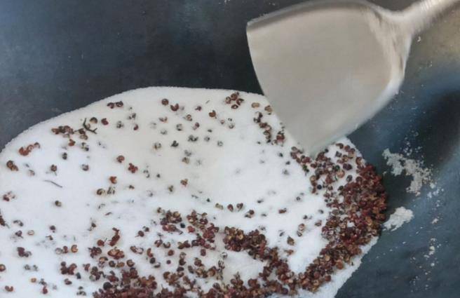 天气|腌腊肉时,直接抹盐就错了,牢记这2步,腊肉不霉不臭,越放越香