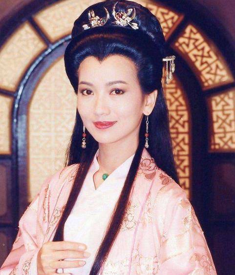 当然了,两人的气质其实还是差不多的,而且潘迎紫的气场似乎更强一些