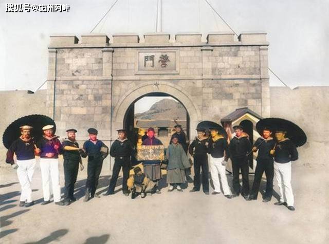 1900年在山东青岛拍摄的照片，后面的营门两个字虽然是中文，但是里面却是