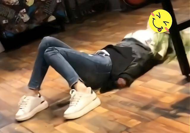 妙龄女子酒吧醉酒,躺地脱上衣丑态百出,让人不忍直视_感情_酒精_麻醉