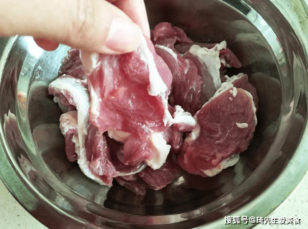 加入适量|为什么酥肉油炸后一凉就不脆？看大厨操作才知道，原来是用错了粉