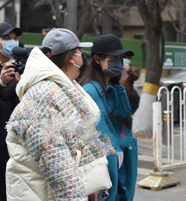 一身 春晚私服比拼：赵丽颖绿色围巾可爱减龄，张小斐万元大衣输给宋茜