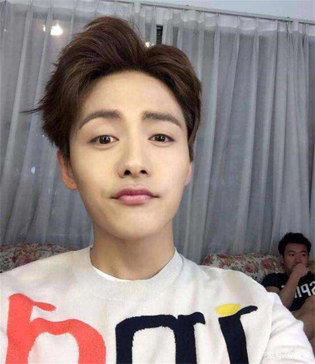 搭配一整墙的挂画,妥妥的ins风,清新又自然,每一幅挂画都是马天宇亲自