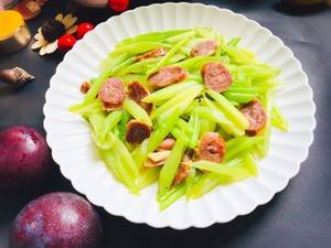 减脂餐—西芹炒纯瘦牛肉香肠